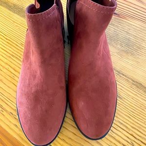 Suede boots - super cute color
